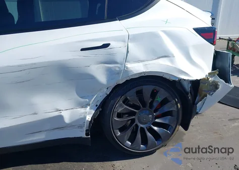 2022 Tesla Model Y Performance Dual Motor All-Wheel Drive z USA, uszkodzony, nr VIN 7SAYGDEF4NF337754